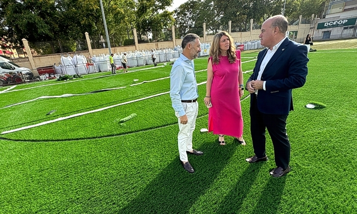 Últimos trabajos para dotar de nuevo césped artificial la segunda pista de fútbol 7 de Antequera