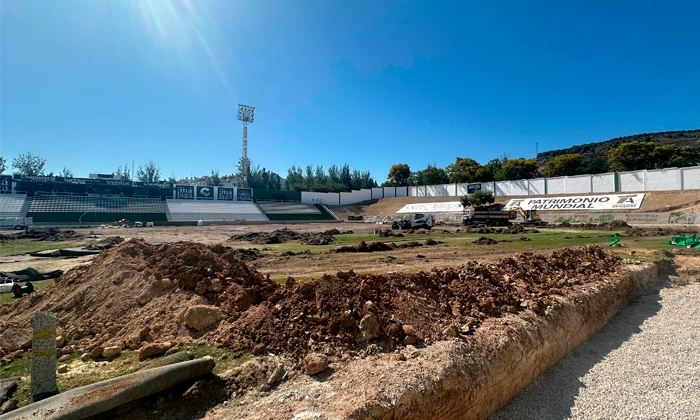 El estadio de El Maulí cambia de césped durante el verano