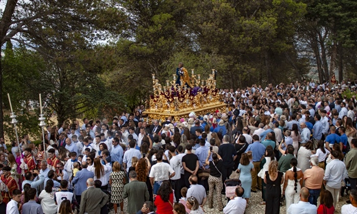 Estepa se entrega en una procesión extraordinaria e histórica de San Pedro