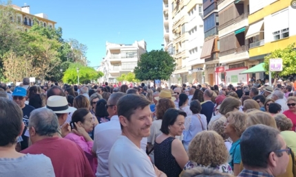 Multitudinaria manifestación en Puente Genil con miles de personas en la calle en defensa de su hospital