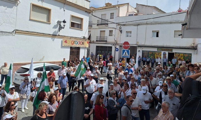 Marea Blanca clama contra la gestión sanitaria de la Junta en una concentración numerosa de apoyo a los médicos de Osuna